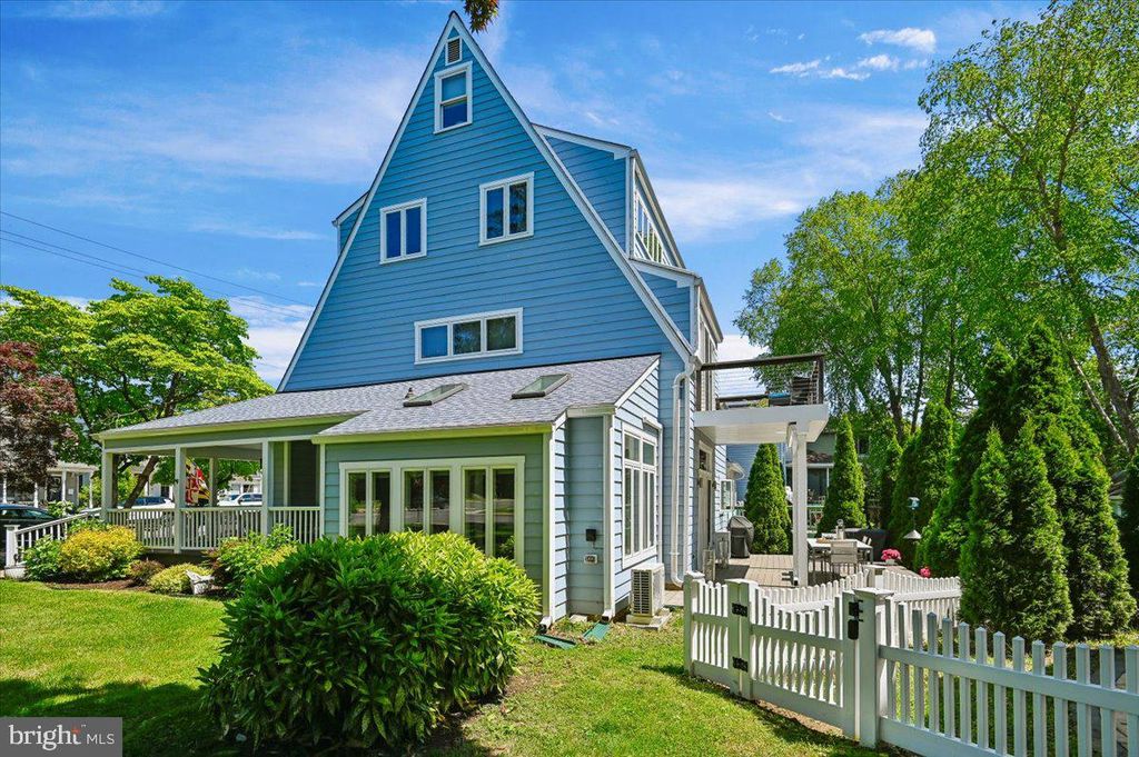 Image 3 of property listing at 417 CHESAPEAKE AVE, Annapolis, MD 21403
