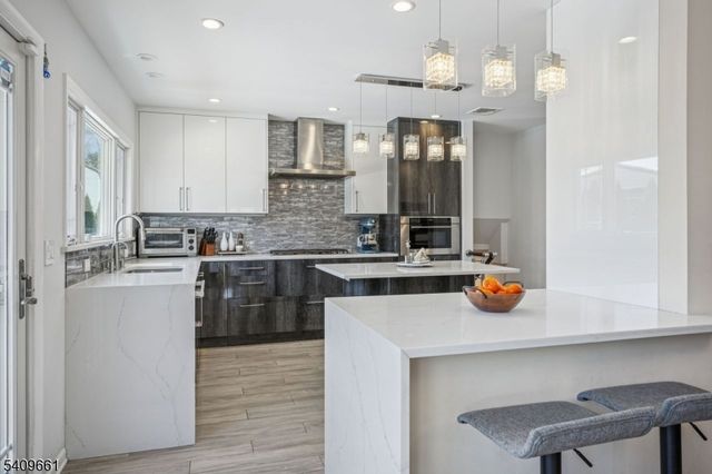 33 Haran Cir, Millburn Twp., NJ 07041