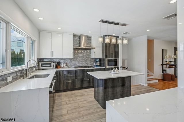 33 Haran Cir, Millburn Twp., NJ 07041