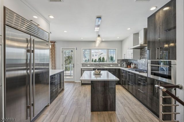 33 Haran Cir, Millburn Twp., NJ 07041