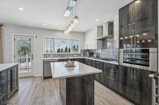 33 Haran Cir, Millburn Twp., NJ 07041