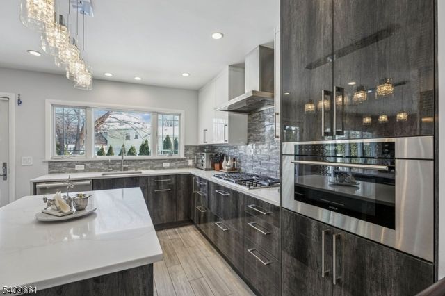 33 Haran Cir, Millburn Twp., NJ 07041