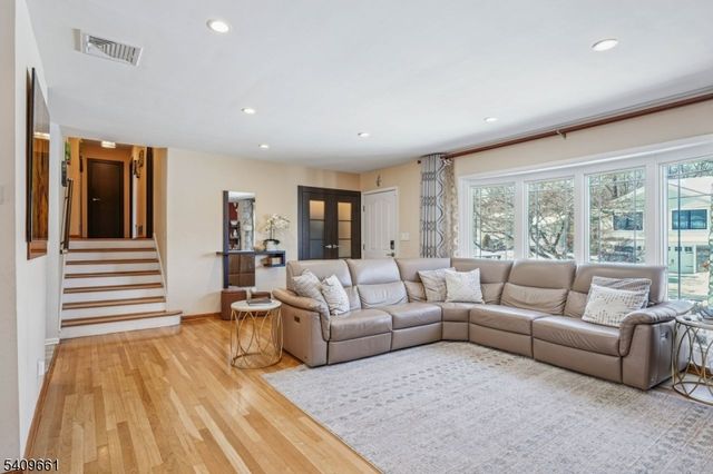 33 Haran Cir, Millburn Twp., NJ 07041