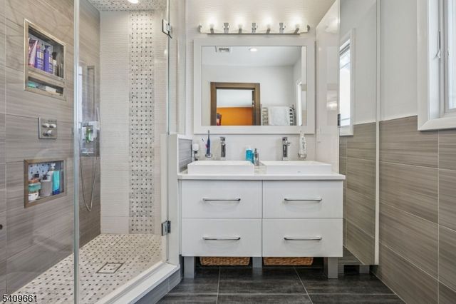 33 Haran Cir, Millburn Twp., NJ 07041