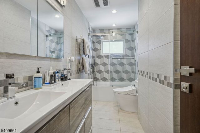 33 Haran Cir, Millburn Twp., NJ 07041