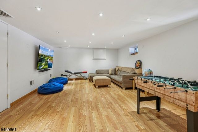 33 Haran Cir, Millburn Twp., NJ 07041