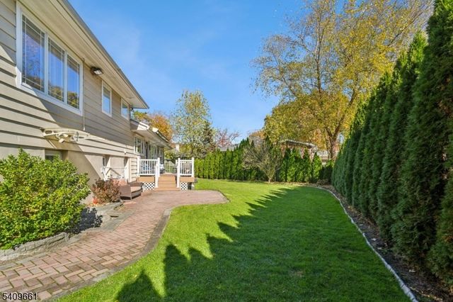 33 Haran Cir, Millburn Twp., NJ 07041