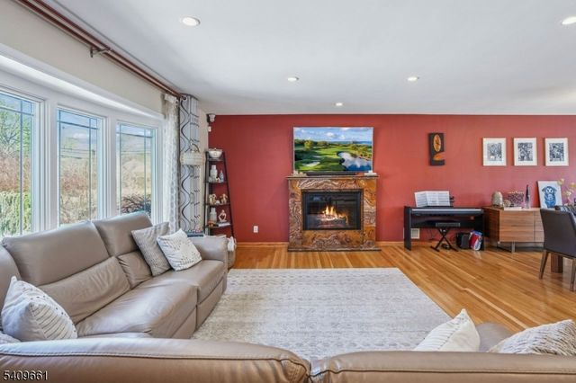 33 Haran Cir, Millburn Twp., NJ 07041