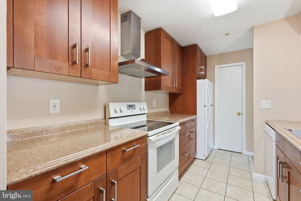 Image 2 of property listing at 14018 VALLEYFIELD DR #6-7, Silver Spring, MD 20906