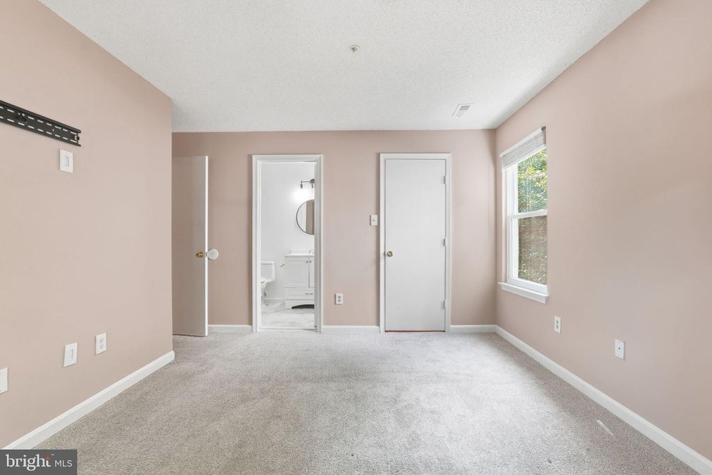 Image 14 of property listing at 14018 VALLEYFIELD DR #6-7, Silver Spring, MD 20906