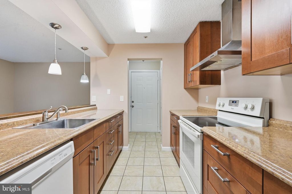 Image 6 of property listing at 14018 VALLEYFIELD DR #6-7, Silver Spring, MD 20906