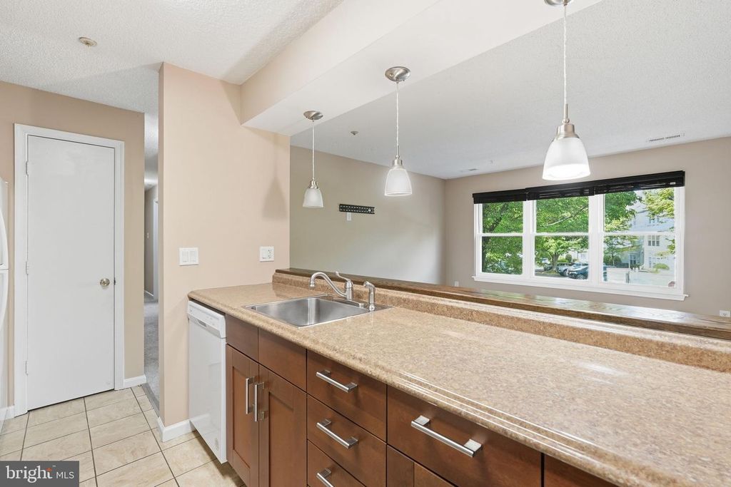 Image 8 of property listing at 14018 VALLEYFIELD DR #6-7, Silver Spring, MD 20906