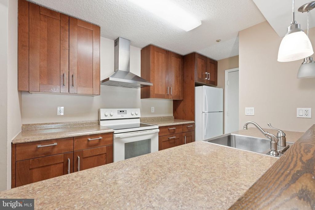 Image 9 of property listing at 14018 VALLEYFIELD DR #6-7, Silver Spring, MD 20906
