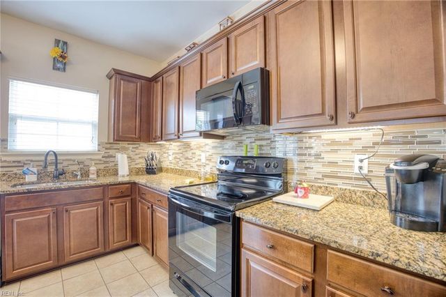 716 Daylily LN, Newport News, VA 23608