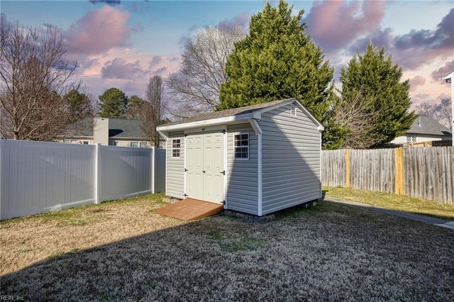 716 Daylily LN, Newport News, VA 23608