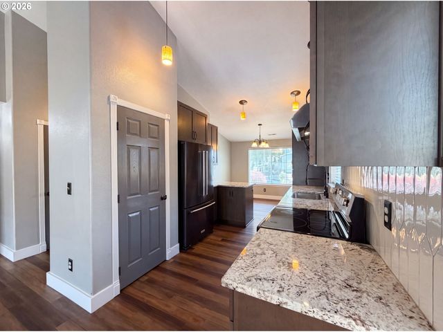 140 W 13TH St, Lafayette, OR 97127