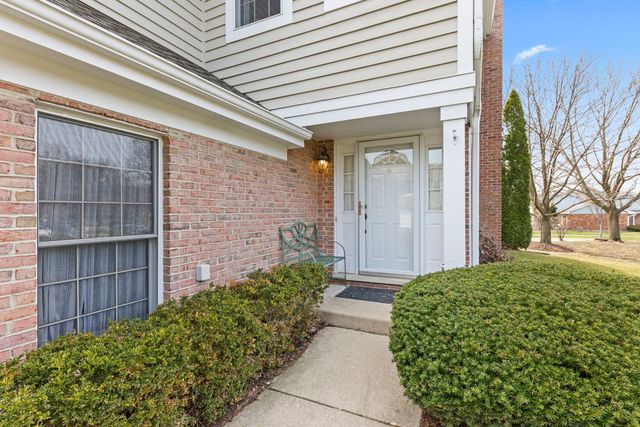 302 Roscommon Court, Glen Ellyn, IL 60137