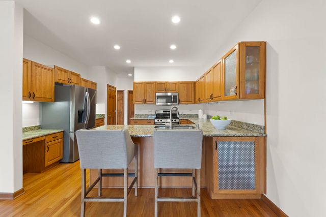 302 Roscommon Court, Glen Ellyn, IL 60137