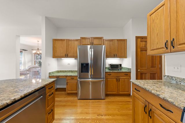 302 Roscommon Court, Glen Ellyn, IL 60137