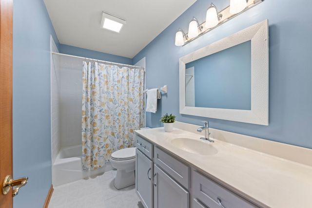 302 Roscommon Court, Glen Ellyn, IL 60137