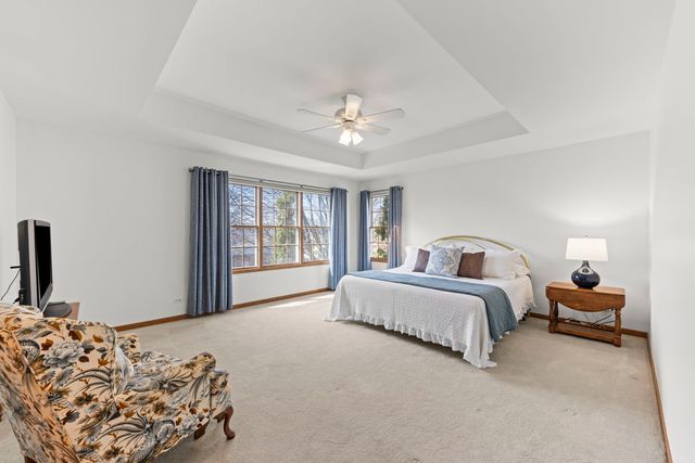 302 Roscommon Court, Glen Ellyn, IL 60137