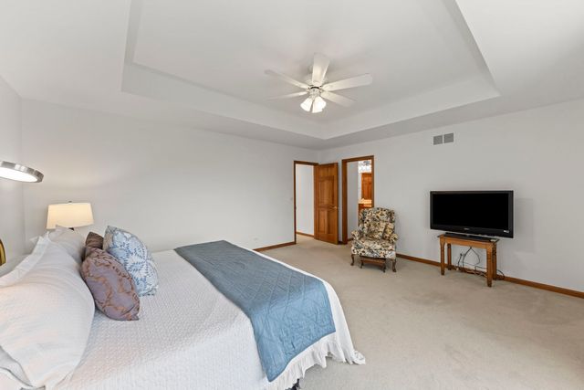 302 Roscommon Court, Glen Ellyn, IL 60137