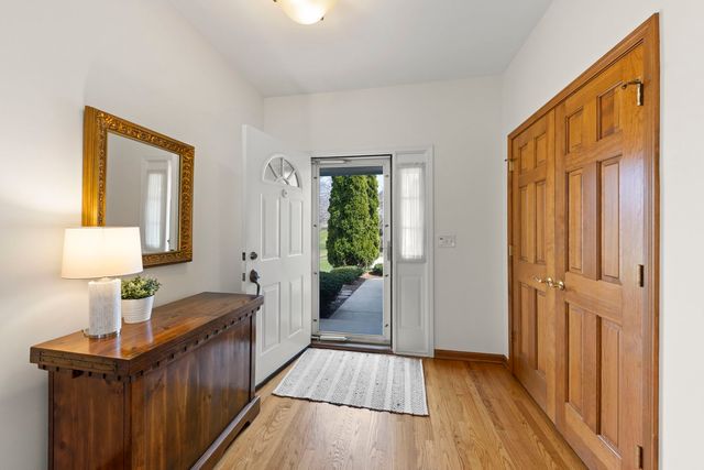 302 Roscommon Court, Glen Ellyn, IL 60137