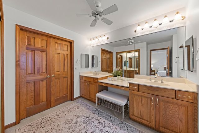 302 Roscommon Court, Glen Ellyn, IL 60137