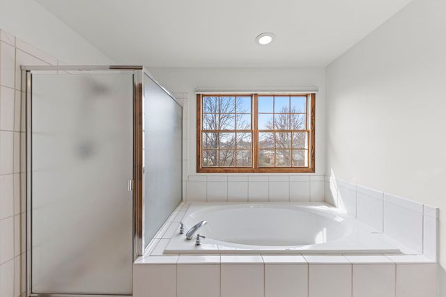 302 Roscommon Court, Glen Ellyn, IL 60137