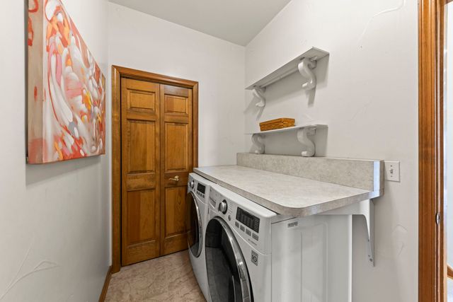 302 Roscommon Court, Glen Ellyn, IL 60137