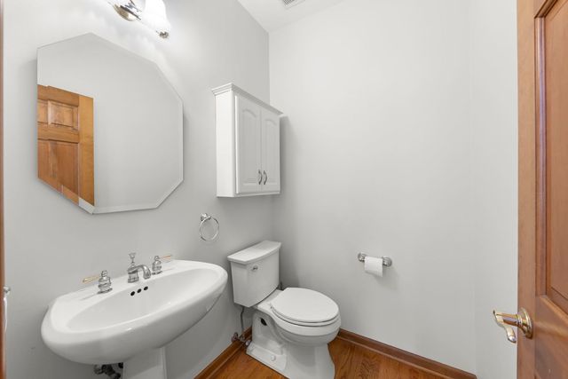 302 Roscommon Court, Glen Ellyn, IL 60137