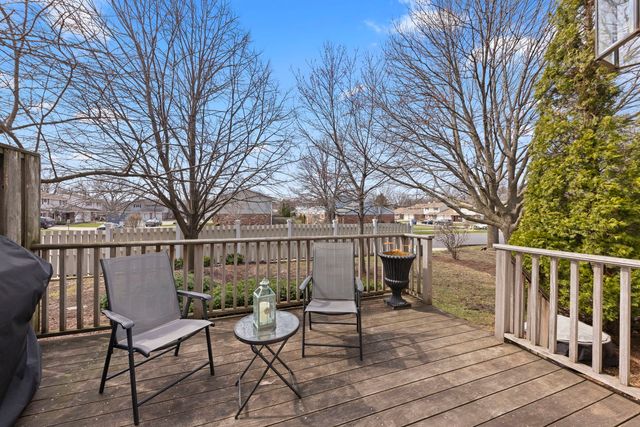 302 Roscommon Court, Glen Ellyn, IL 60137