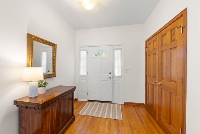 302 Roscommon Court, Glen Ellyn, IL 60137