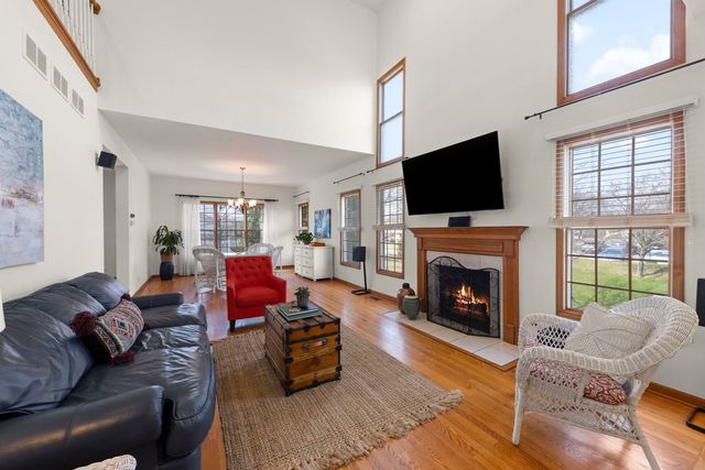 302 Roscommon Court, Glen Ellyn, IL 60137