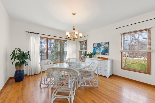 302 Roscommon Court, Glen Ellyn, IL 60137