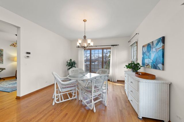 302 Roscommon Court, Glen Ellyn, IL 60137