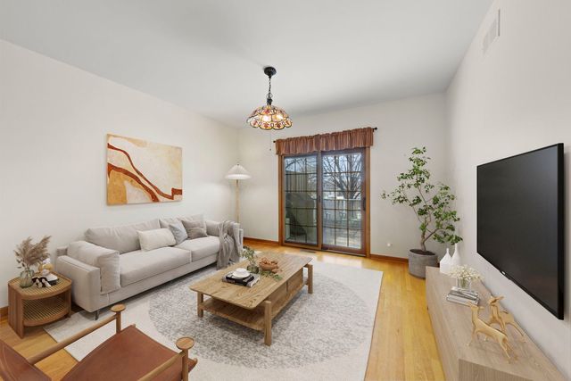 302 Roscommon Court, Glen Ellyn, IL 60137