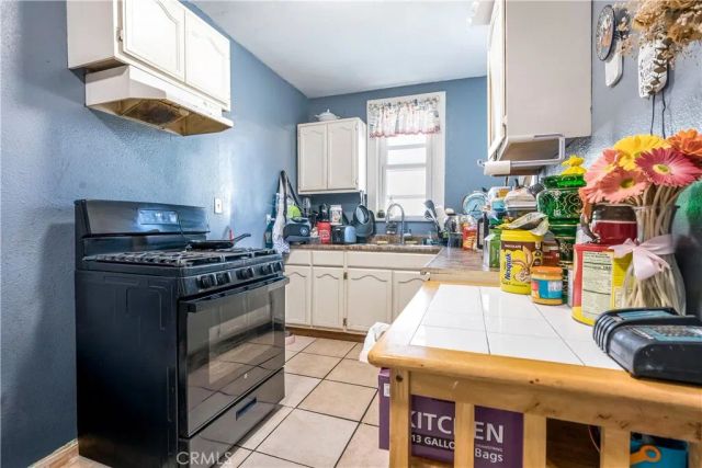 821-823 W 98th Street, Los Angeles, CA 90044