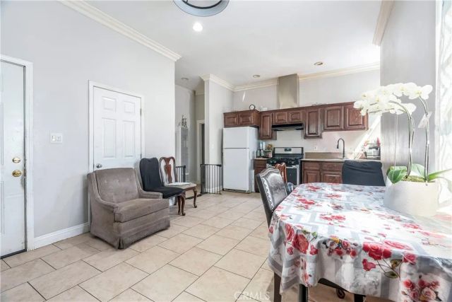 821-823 W 98th Street, Los Angeles, CA 90044