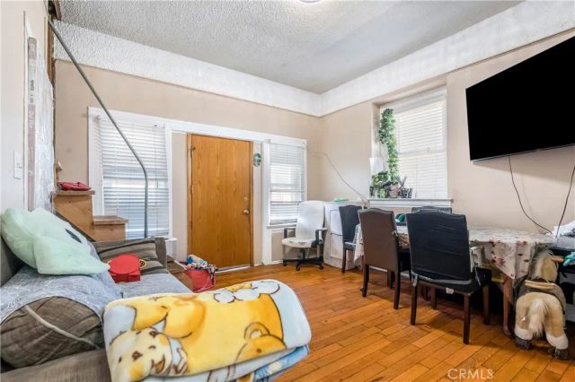 821-823 W 98th Street, Los Angeles, CA 90044