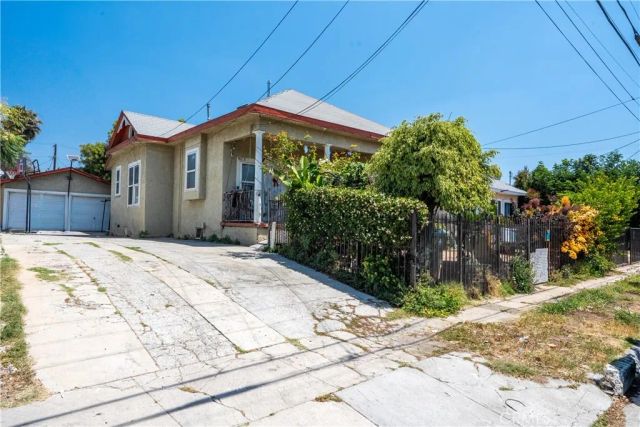 821-823 W 98th Street, Los Angeles, CA 90044