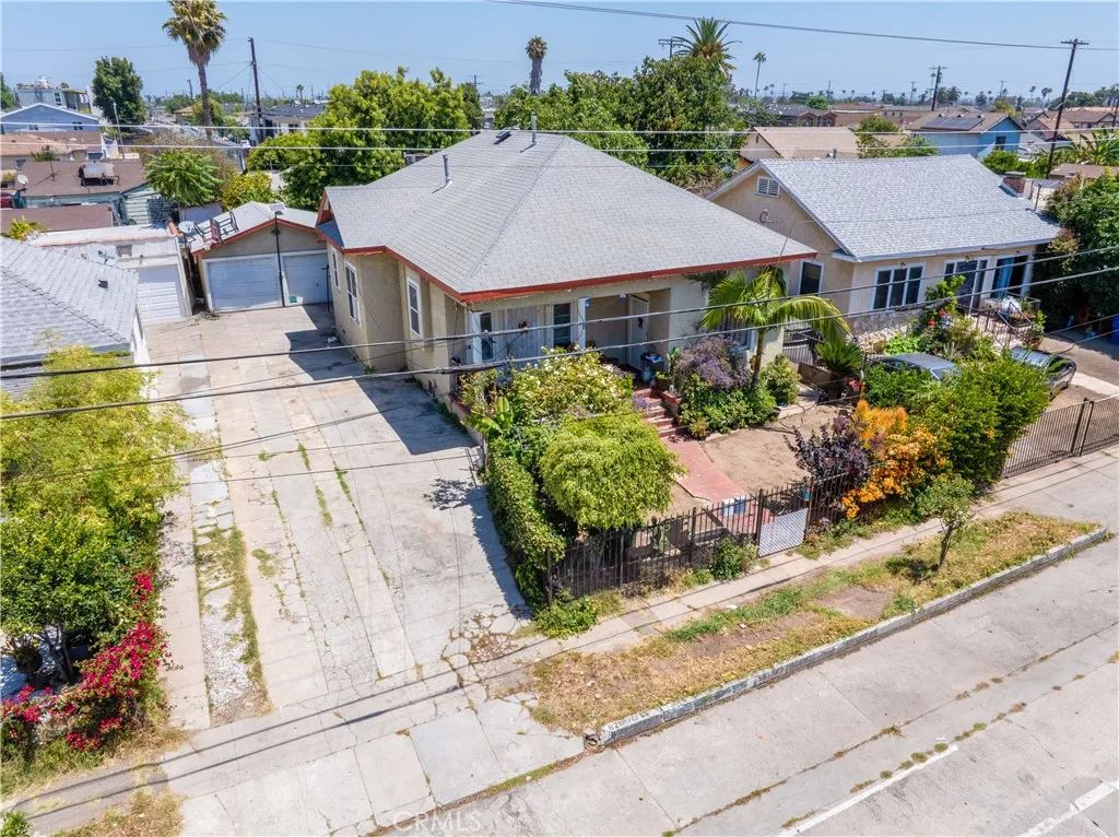 821-823 W 98th Street, Los Angeles, CA 90044