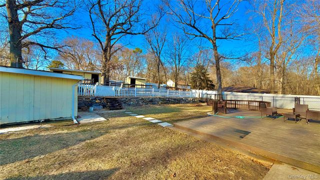 45 Croft Lane, Smithtown, NY 11787