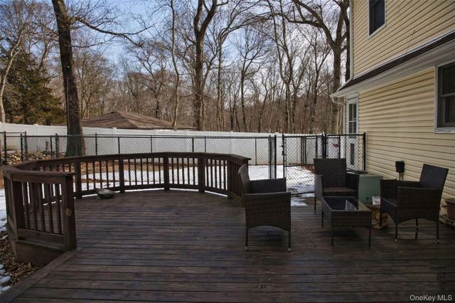 45 Croft Lane, Smithtown, NY 11787