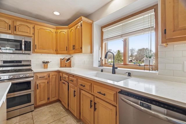 118 SHALIMAR COURT, Combined Locks, WI 54113