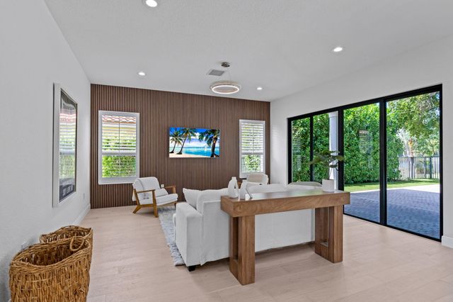 9705 Napoli Woods Lane, Delray Beach, FL 33446