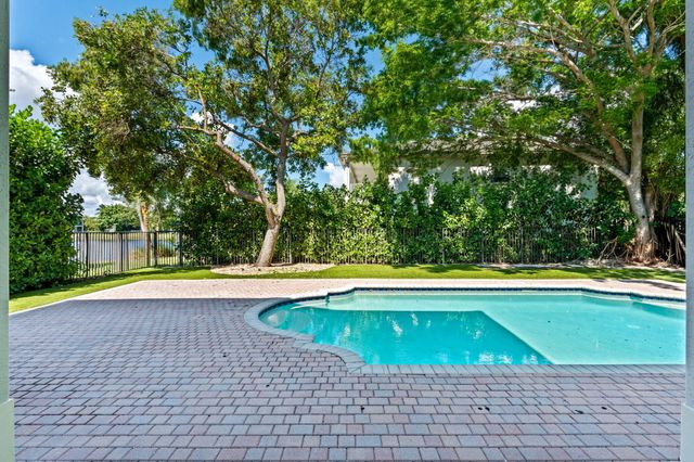 9705 Napoli Woods Lane, Delray Beach, FL 33446