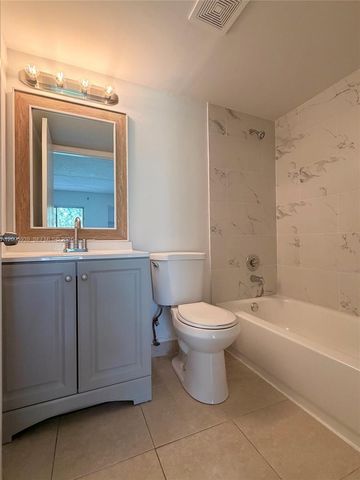 110 Meadows Circle 110, Boynton Beach, FL 33436