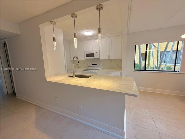 110 Meadows Circle 110, Boynton Beach, FL 33436