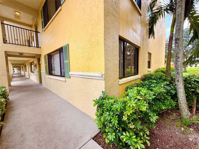 110 Meadows Circle 110, Boynton Beach, FL 33436